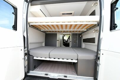 La soute de l'Adria 640 SPB Family accueille des lits doubles superposés : 196 x 145 cm et 175 x 130 cm