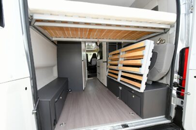 Le lit du bas se replie libérant l'espace d'une soute garage pour vélos