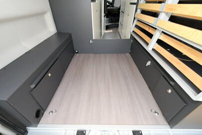 Rarissime dans un fourgon, la surface au sol sous le lit transversal affiche 106 cm en largeur et 130 cm en profondeur