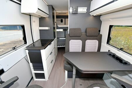 L'Adria Twin Supreme 640 SPB Family dispose de 4 places route et 4 places couchage
