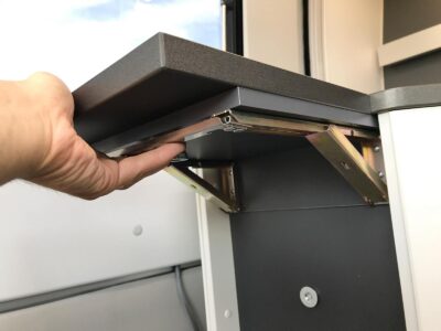 Si pratique ! La rallonge du plan de travail de cuisine déverouillable d'une seule main.