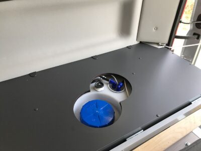 100 L d'eau propre et 70 L d'eaux usées peuvent être stockées à bord.