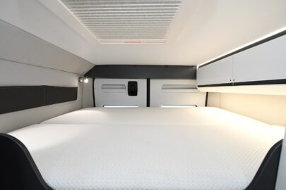 Le lit du haut est transformable en lit simple grâce à un sommier peigne