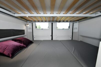 Chaque niveau des lits superposés dispose d'éclairage Led et de poches aumônières