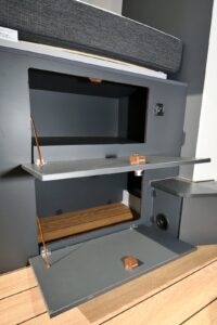 Des placards de rangements sous le lit transversal