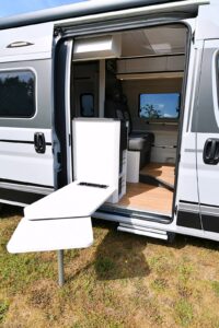 Nouveauté Elios 2021 : la table dînette peut être fixée à l'extérieur du fourgon