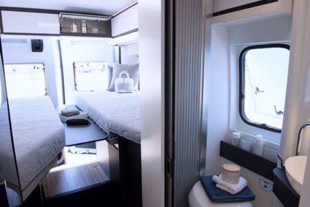 Une extension de matelas peut réunir les deux lits jumeaux (192 x 82/63 cm et 180 x 82 cm)