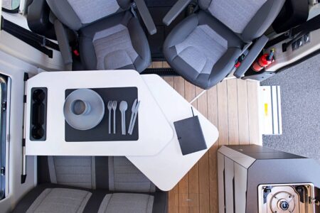 Ce modèle 63 LB de 6,36 m offre tout le confort d'un grand fourgon.