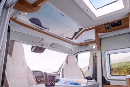 Skyroof panoramique et cabine ouverte, le Knaus Boxlife 600 ME gagne en luminosité et en espace