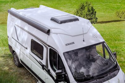 Moulé d'un seul bloc, le toit relevable Knaus se juxtapose à celui du Ducato sans nuire à la ligne générale