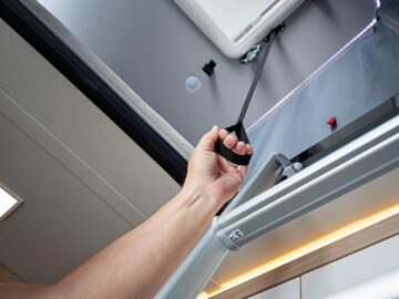 Une poignée facilite la fermeture du toit