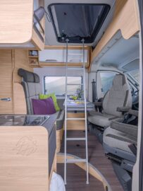 L'accès à l'étage supérieur se fait part une échelle