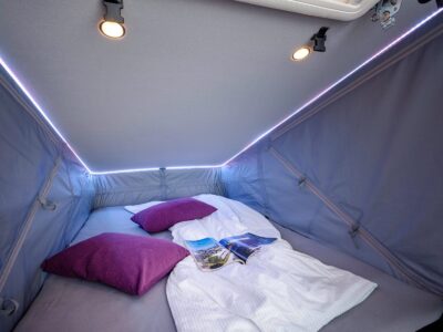 L'éclairage Led qui ceint le plafond est variable en intensité et en couleur à l'aide d'une télécommande