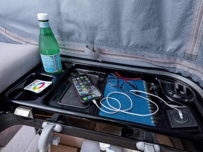 Tous les toits relevables ne disposent pas de tables de chevet aussi fonctionnelles : chargeur à induction, prise USB, bouche de chauffage...