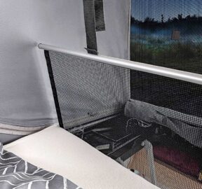 Une barrière de sécurité protège des chutes