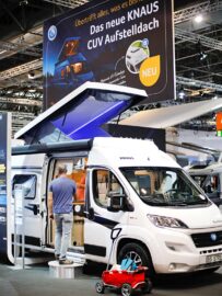 Le toit relevable Knaus a été révélé au public au salon de Düsseldorf, du 4 au 13 septembre 2020. (© Messe Düsseldorf, Constanze Tillmann)