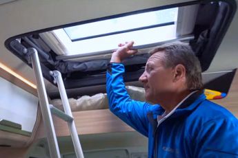 Le lanterneau du toit relevable peut laisser rentrer la lumière et l'air dans le salon, même en position toit fermé.