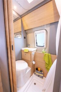 Peut encombrante et légère, la nouvelle porte de salle de bain fait l'unanimité.