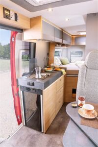 Le bloc cuisine du Trenta 600 a été conçu sans séparation avec la chambre pour offrir de la perspective.