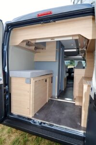 Le sommier partiellement escamotable autorise le transport de matériel plus encombrant, comme des deux-roues