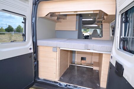 Le lit transversal du Trenta 600 surplombe une grande soute dédiée au le stockage.