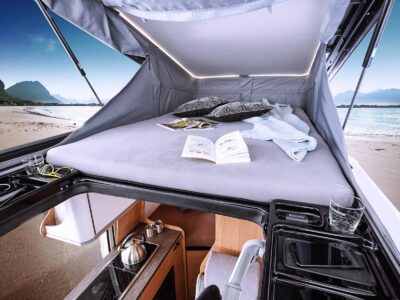 Moustiquaire et toile opaque peuvent être relevées totalement pour offrir une large vue panoramique