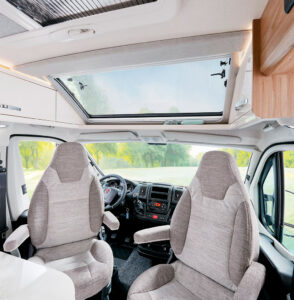 Le toit panoramique est aussi large que possible. Il constitue en vrai puits de lumière.