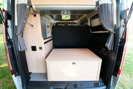 La malle qui trouve place dans le coffre se fixe sur les rails de la banquette.