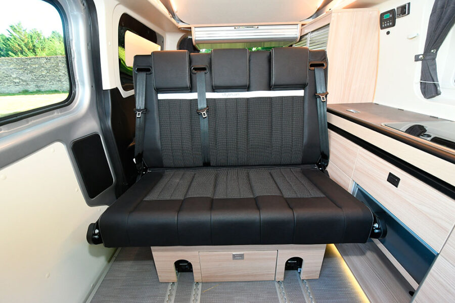 La banquette 3 places se veut ergonomique pour garantir le meilleur confort des passagers.