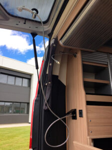 La douchette eau froide fait partie de l'équipement de série ; elle se montre bien utile pour, par exemple, rincer les équipements sportifs. Avec l'option Chauffe-eau, on pourra même envisager de prendre une vraie douche.