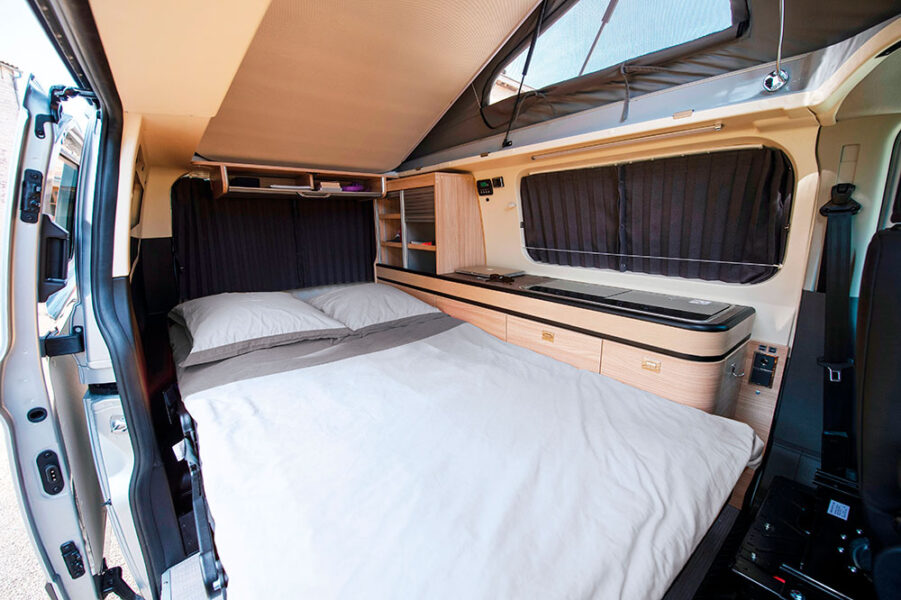 En position couchage, la banquette offre une surface de 115 x 190 cm, adaptée à deux adultes.