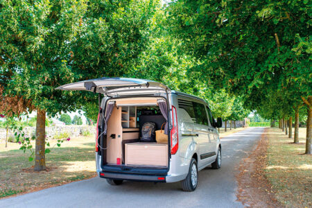 À l'arrière, on distingue les étagères dans le meuble latéral et la malle amovible, qui occupe toute la largeur disponible.