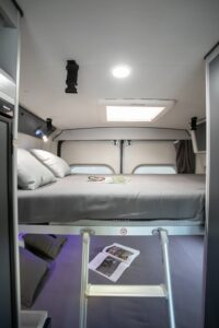 Le tirant d'air reste très confortable malgré la hauteur du lit supérieure. Pas de placard de pavillon en tête de lit.