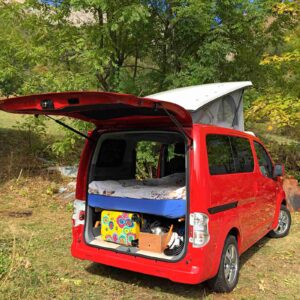 Sur la base d'un e-NV200 Evolia 5 places, les sièges arrière escamotables ont été enlevés pour y aménager le lit sur soute