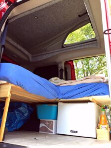 Le toit relevable (sans lit) a été installé en seconde monte lors d'une escapade en Angleterre, où l'on trouve plus facilement des modèles de toits Nissan (on y produit le Nissan Leaf)