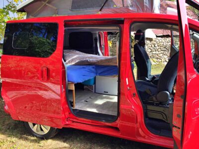 Claudine et Laurent ont aménagé eux-mêmes l'intérieur, privilégiant un grand lit confortable de 140 cm de large, en parti repliable, complété par un petit frigo et réchaud.