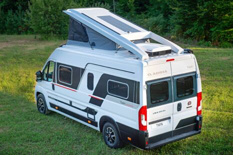 Adria inaugure un toit stable monté sur charnière, sur le 640 SGX Sports Edition (62.900 €) où il cohabite avec un skyroof.