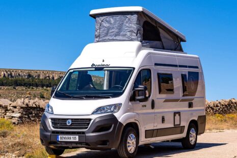 Benimar lance son premier et unique toit relevable monté de série sur le compact B105 (5,41 m, 48.000 €).