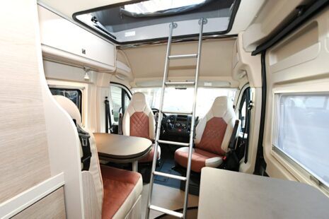 Dans les fourgons on connaissait l'échelle destinée à monter sur le lit superposé arrière. Désormais elle conduit à l'étage pour rejoindre le lit de toit (Bürstner Campeo)