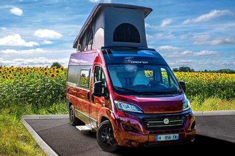 Dreamer reconduit son fourgon D43 UP avec toit relevable de série associé à un skyview, il se décline en versions White et Red Addict.