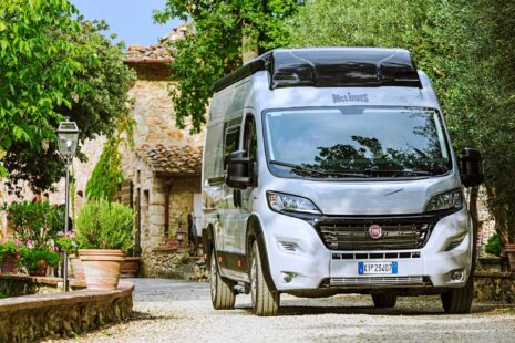 McLouis inaugure l'option toit relevable sur ses gammes supérieures. On peut trouver son intégration à la carrosserie plus ou moins gracieuse.