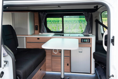 Les adeptes de la banquette fixe apprécient les volumes de rangement qu'elle autorise sous l'assise mais aussi l'absence de bruit au roulage et de rails qui s'encrassent.