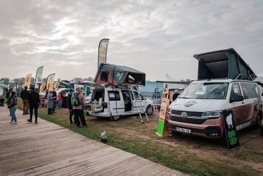 Au-delà des vans et des fourgons, il y a plein d'autres choses à découvrir au Camper Van Week-End, comme ici une tente de toit et une malle de voyage présentées par Blacksheep. ©Dana Tentea