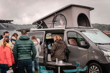 Sur le Village Vanlife, on se rencontre et on partage avec des équipages expérimentés de tout genre : familles, couples de digital nomads… ©Dana Tentea