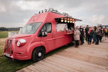 Au Camper Van Week-End, on est vanlife jusqu'au bout. Même les foodtrucks sont dans le ton. ©Dana Tentea