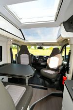 En finition Supreme, tous les fourgons Twin Adria sont équipés d'un skyroof de série (640 SPB Family).