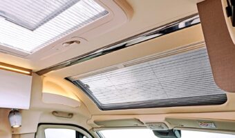 Bürstner adopte la cabine intégrale sur ses 2 gammes Campeo et Eliseo. Seul les Eliseo peuvent prétendre au skyroof en option.