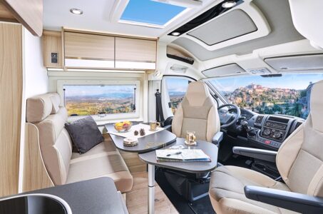 Le constructeur Dreamer a passé le pas : tous ses modèles Fiat Ducato (hors Camper Five rehaussé) embarquent une cabine ouverte de série.