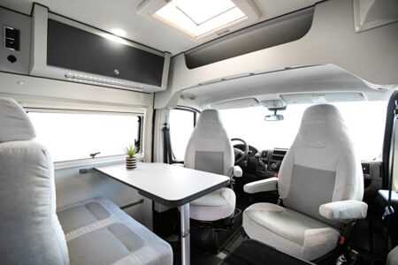 Voilà une cabine "traditionnelle" (avec son rangement au dessus de la cabine) sur le Font Vendôme Leader Van Duo. Le constructeur réserve la cabine ouverte de série sur sa gamme Séjour, en option sur sa gamme Evasion.