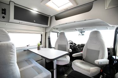 Voilà une cabine "traditionnelle" (avec son rangement au dessus de la cabine) sur le Font Vendôme Leader Van Duo. Le constructeur réserve la cabine ouverte de série sur sa gamme Séjour, en option sur sa gamme Evasion.